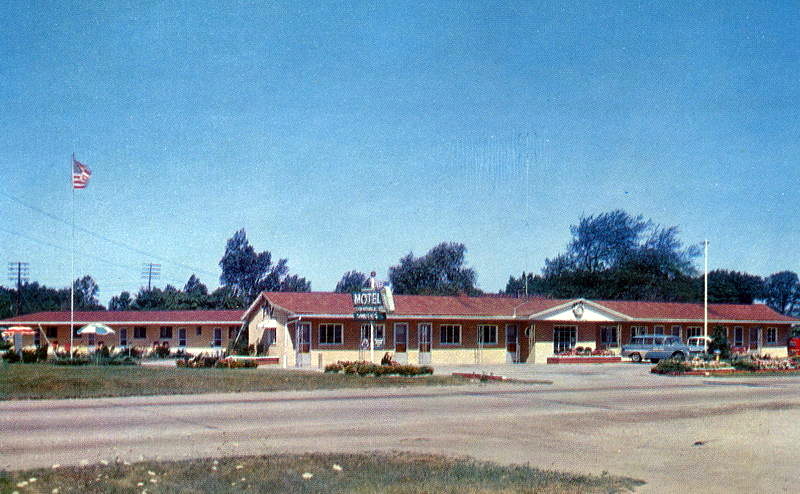 Smiths Motel (Northway Inn, Gaslite Motor Lodge, Shulz Bavarian Inn & Motel) - Vintage Postcard